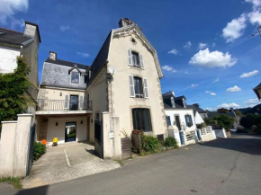 Maison rénovée pour 12 au bourg de Locquenole